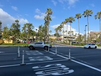 ホテルを背にして。
この写真の奥に小さなショッピングモールがある。