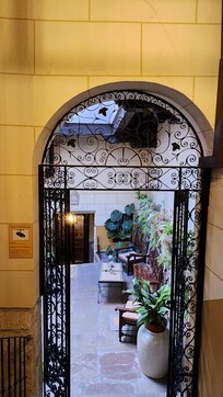 PĂĄtio interno do hotel.