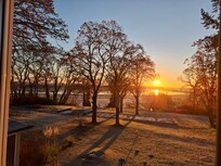 Sonnenaufgang über der Elbe vom Frühstückstisch
