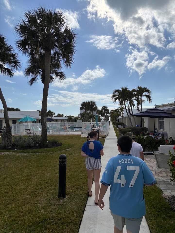 Lovely small walk to the beach