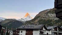 陽台望出的「日照金山」美景。