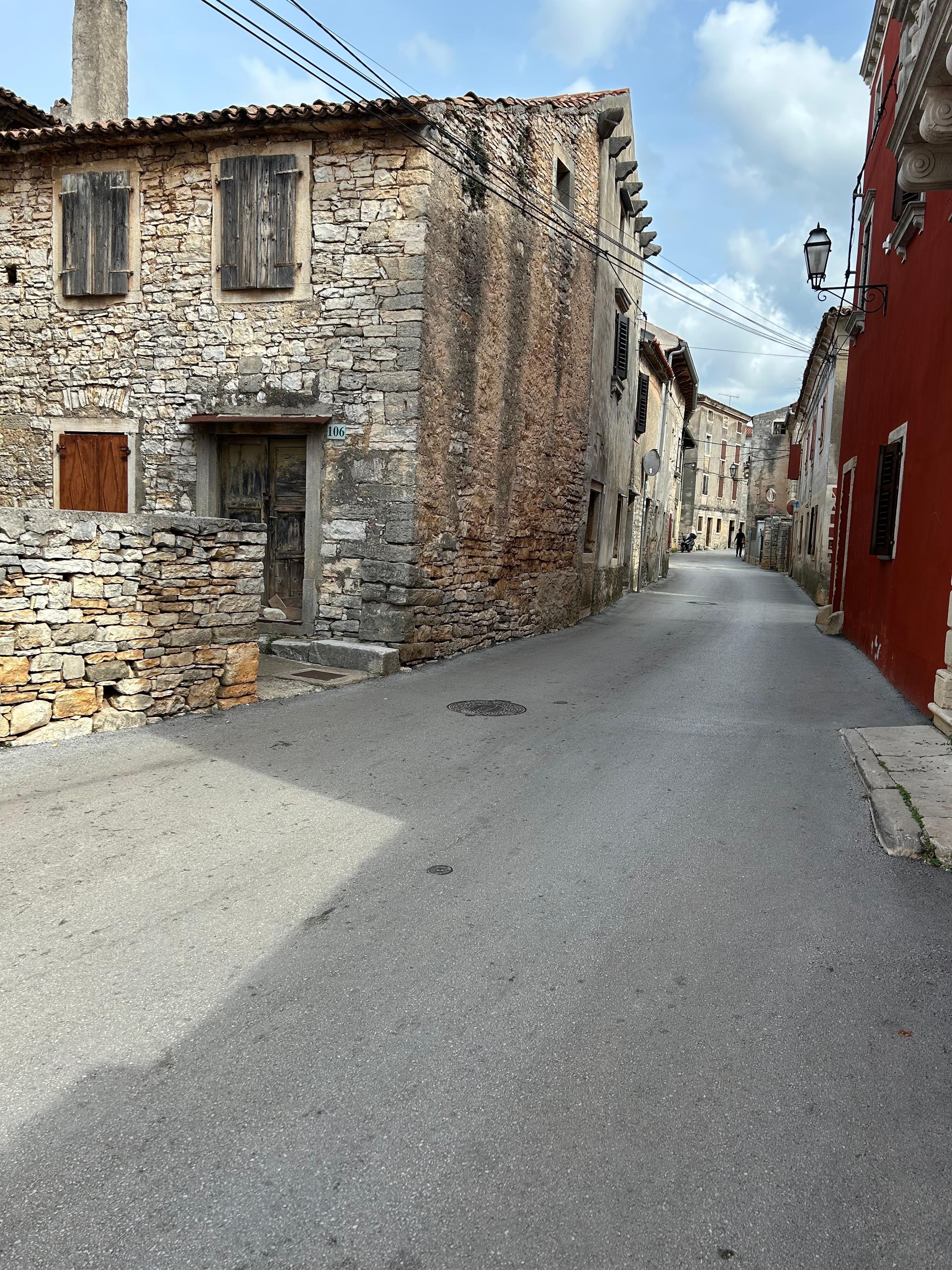 Main street, Galižana.