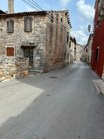 Main street, Galižana.