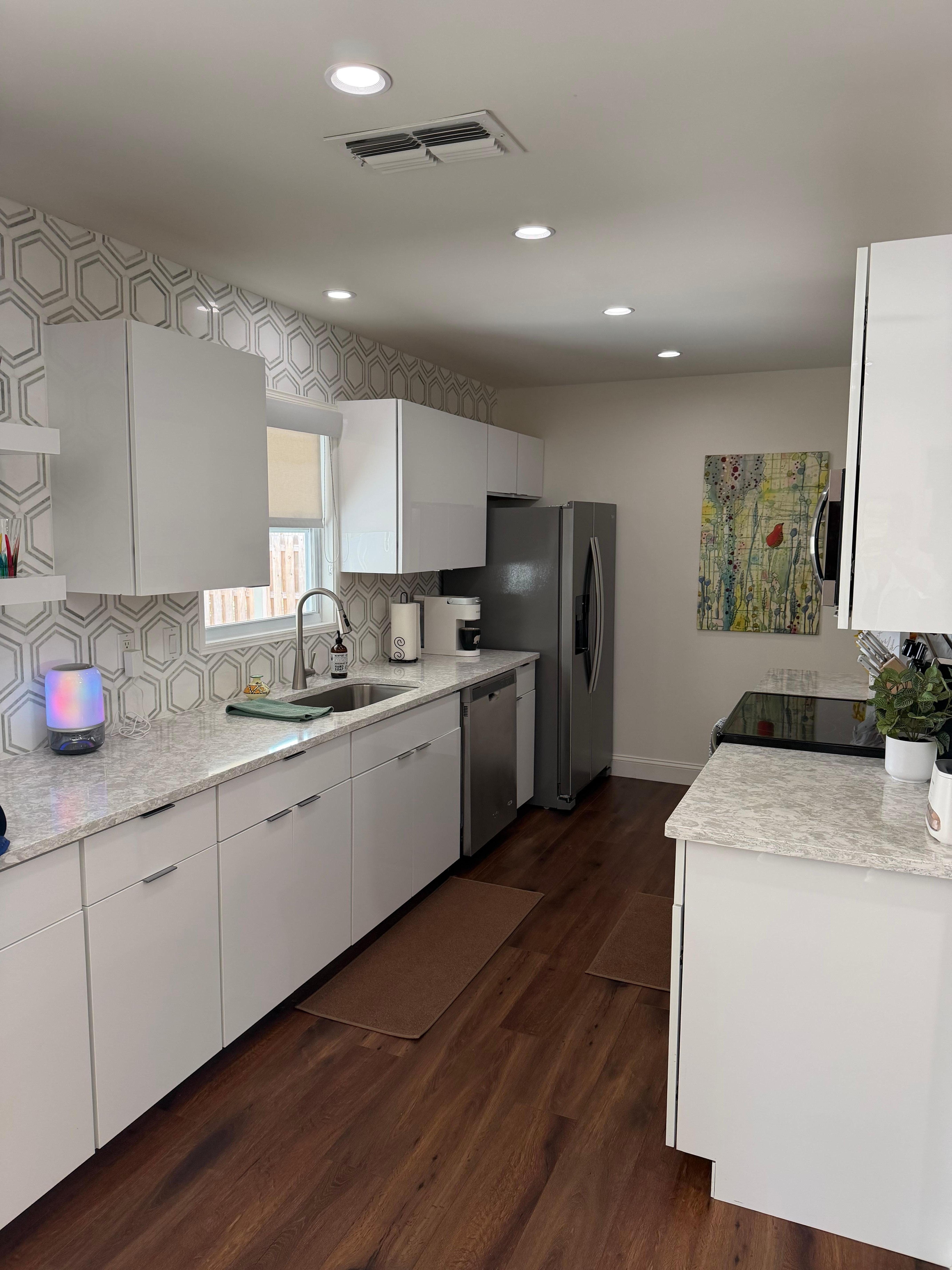 Nice clean kitchen. 
