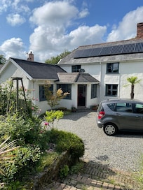 (Front of cottage + private drive)