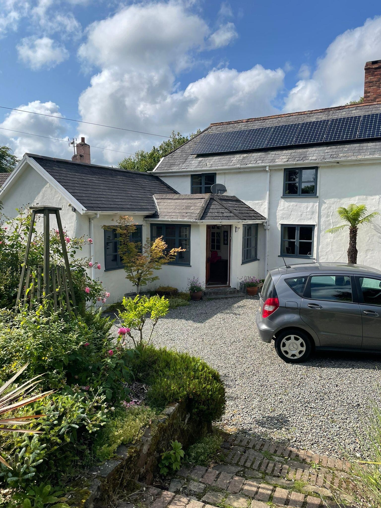 (Front of cottage + private drive)