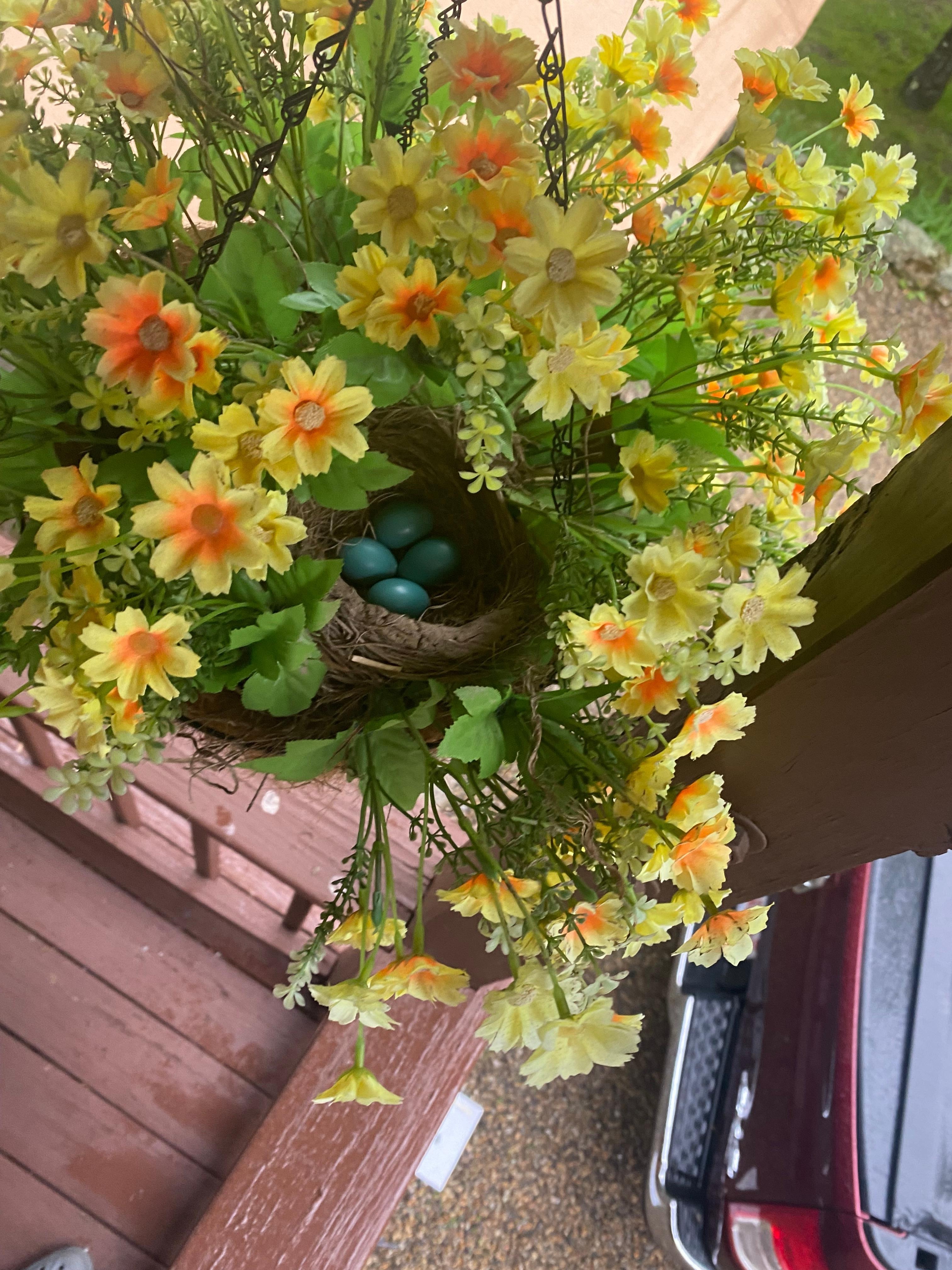 Deck with pretty flowers too. 