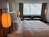 룸이 넓고 다다미같은 창문옆 의자? 너무 편하고 좋아요