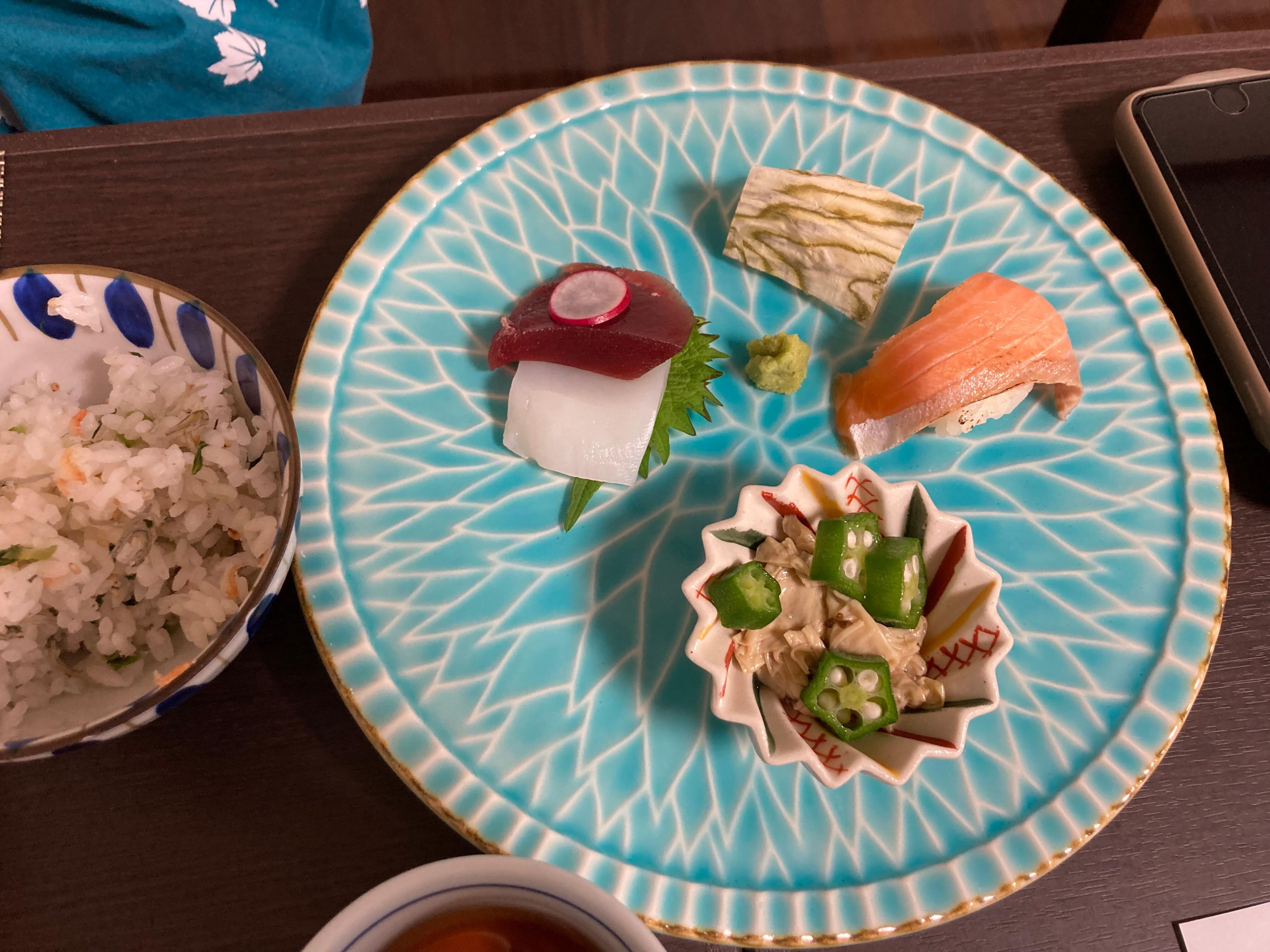 さしみと湯葉の盛り合わせ
