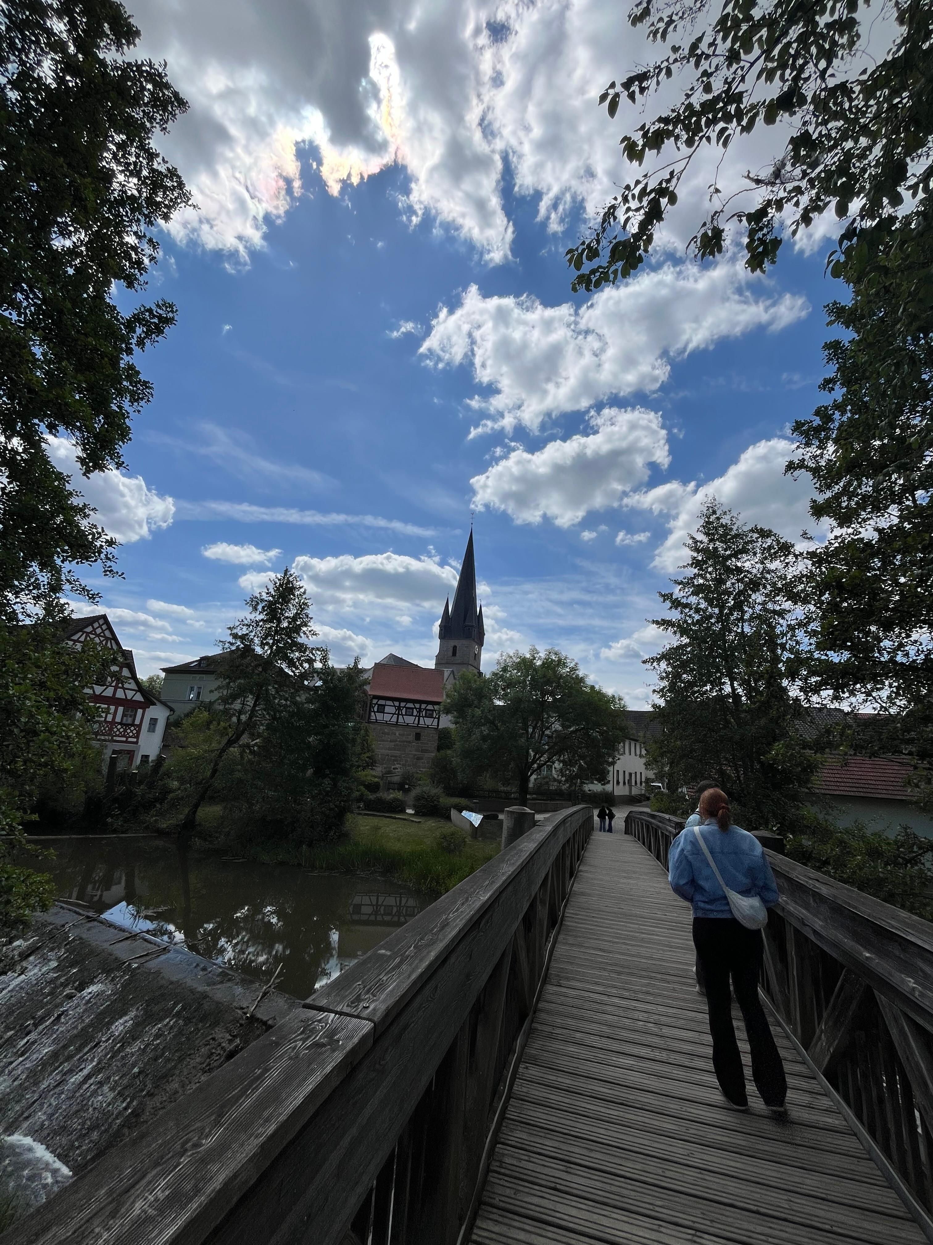 Weg vom Bahnhof/ Sportplatz zur Unterkunft
