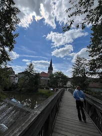 Weg vom Bahnhof/ Sportplatz zur Unterkunft