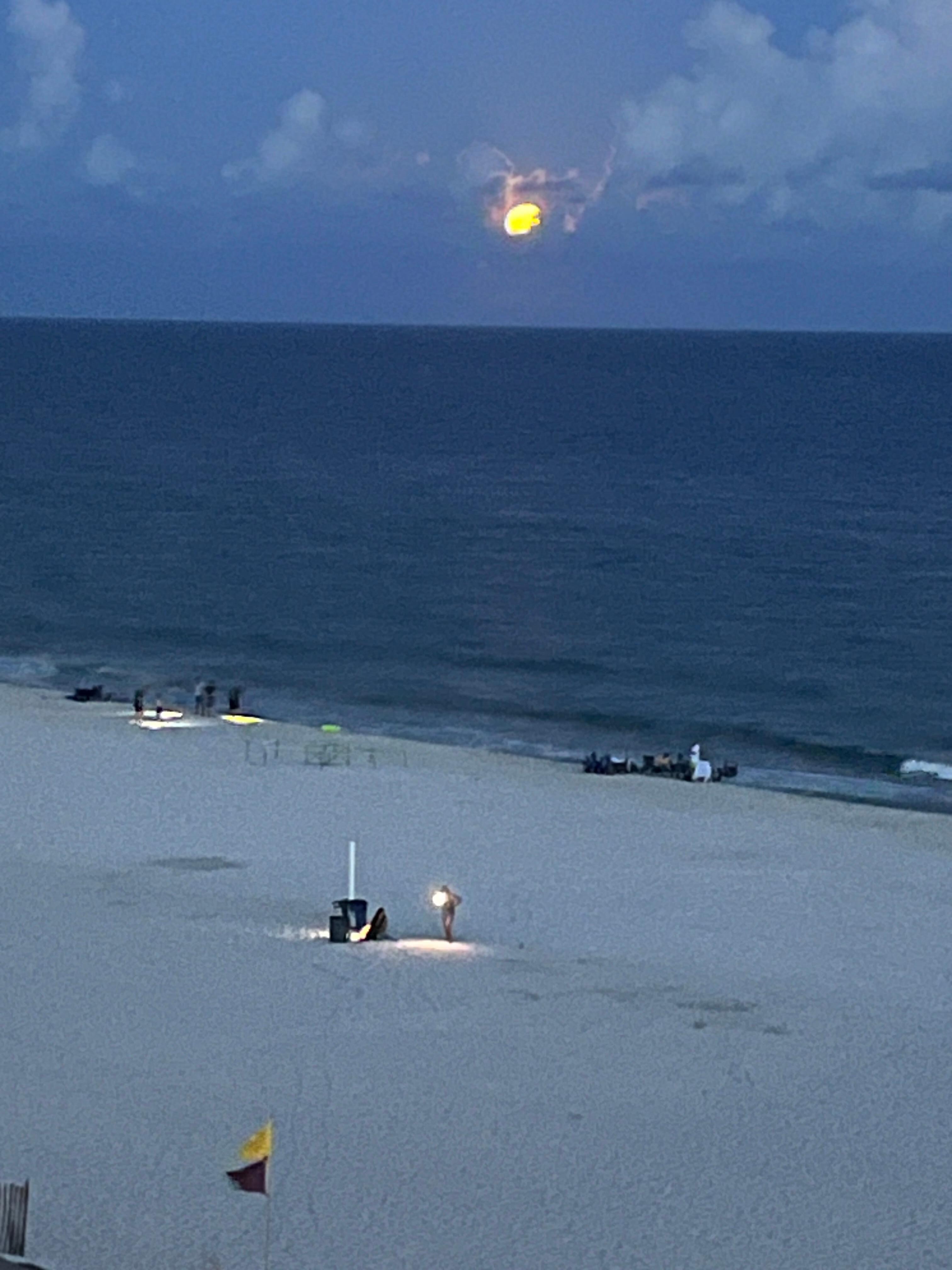 Night view of the moon from the balcony!