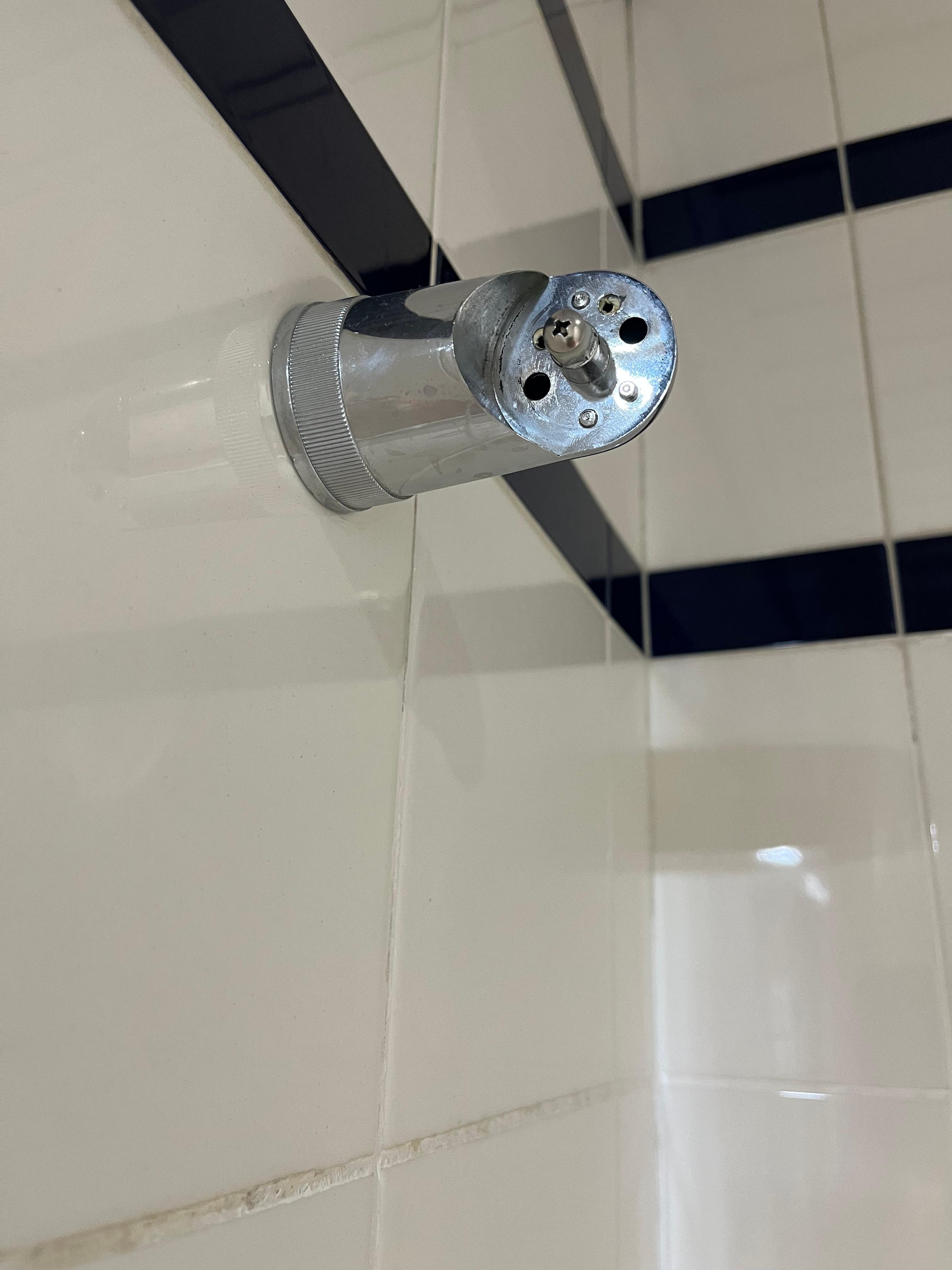 Suporte para ducha quebrado