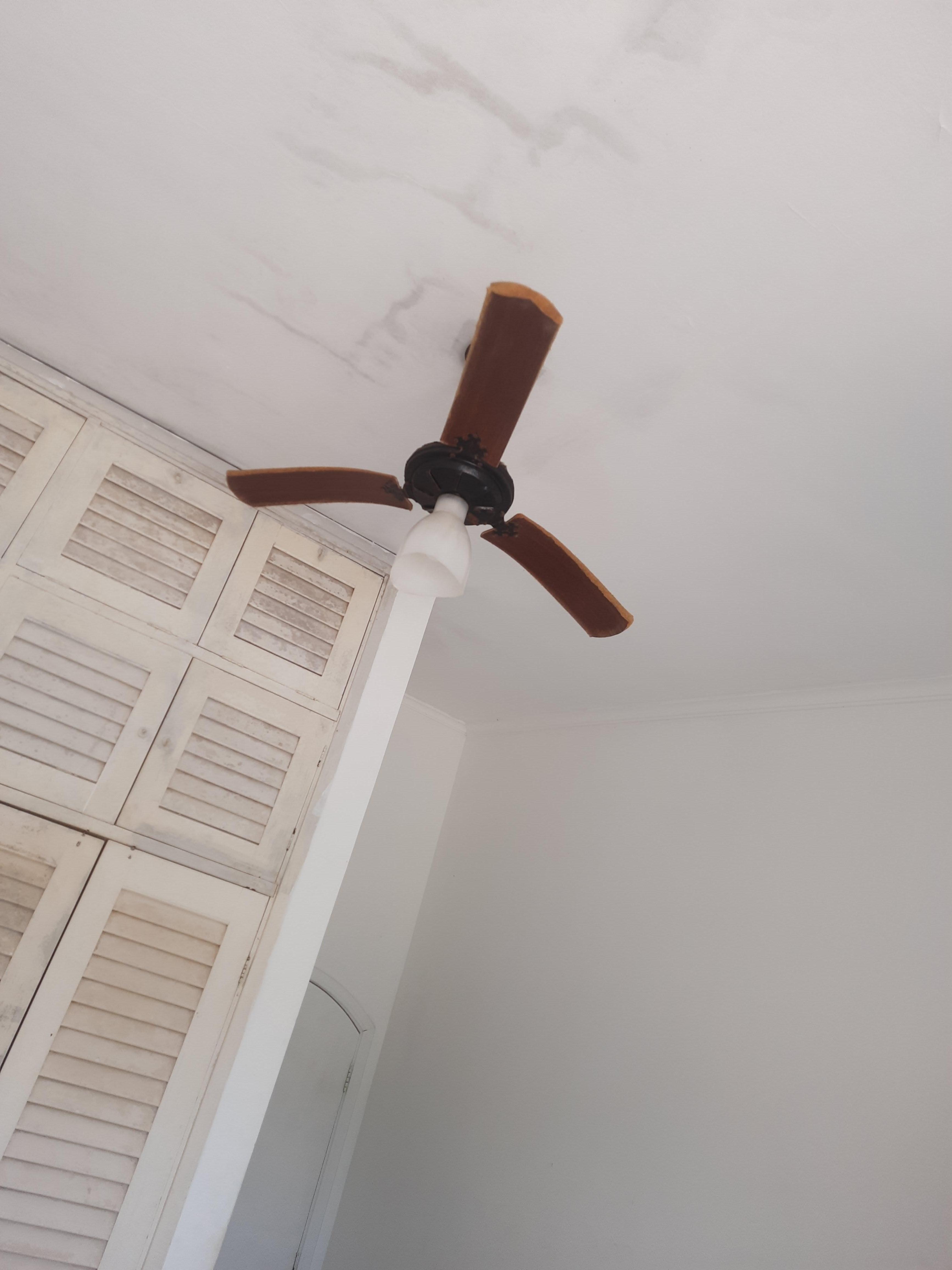 Armário mofado ventilador quebrado 