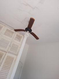 Armário mofado ventilador quebrado