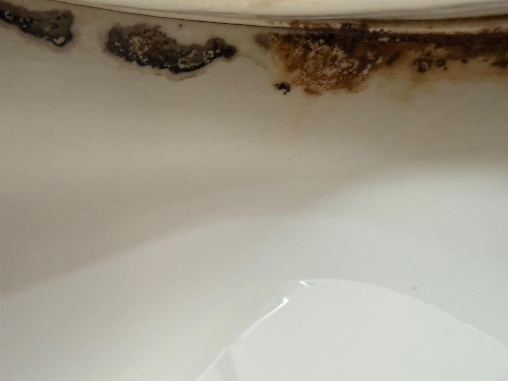 Kruste von Fäkalien in der Toilette