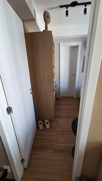 Tem banheiro e um guarda roupa