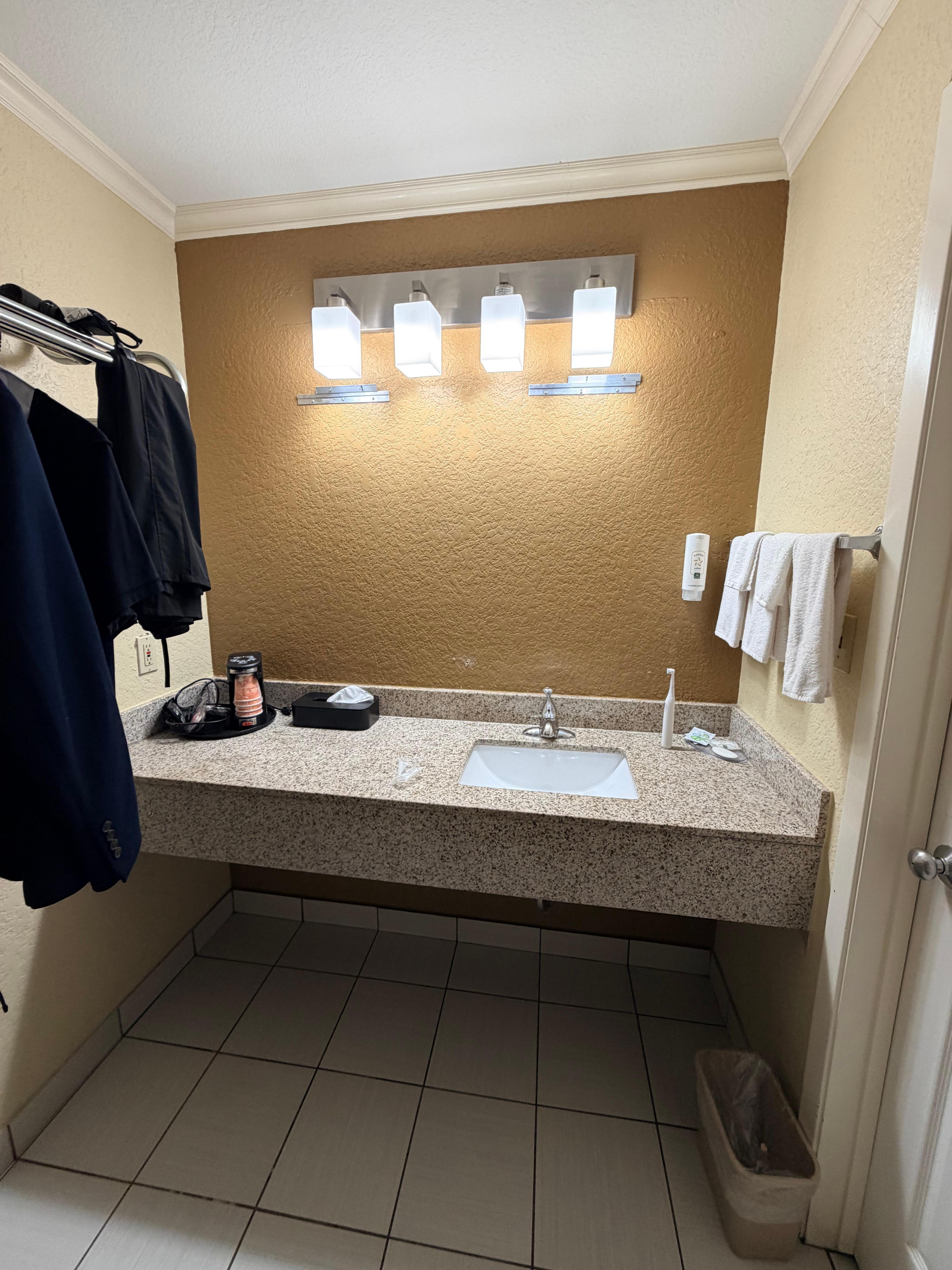 Mirror fixtures - no mirror 