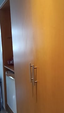 Armário e frigobar do quarto