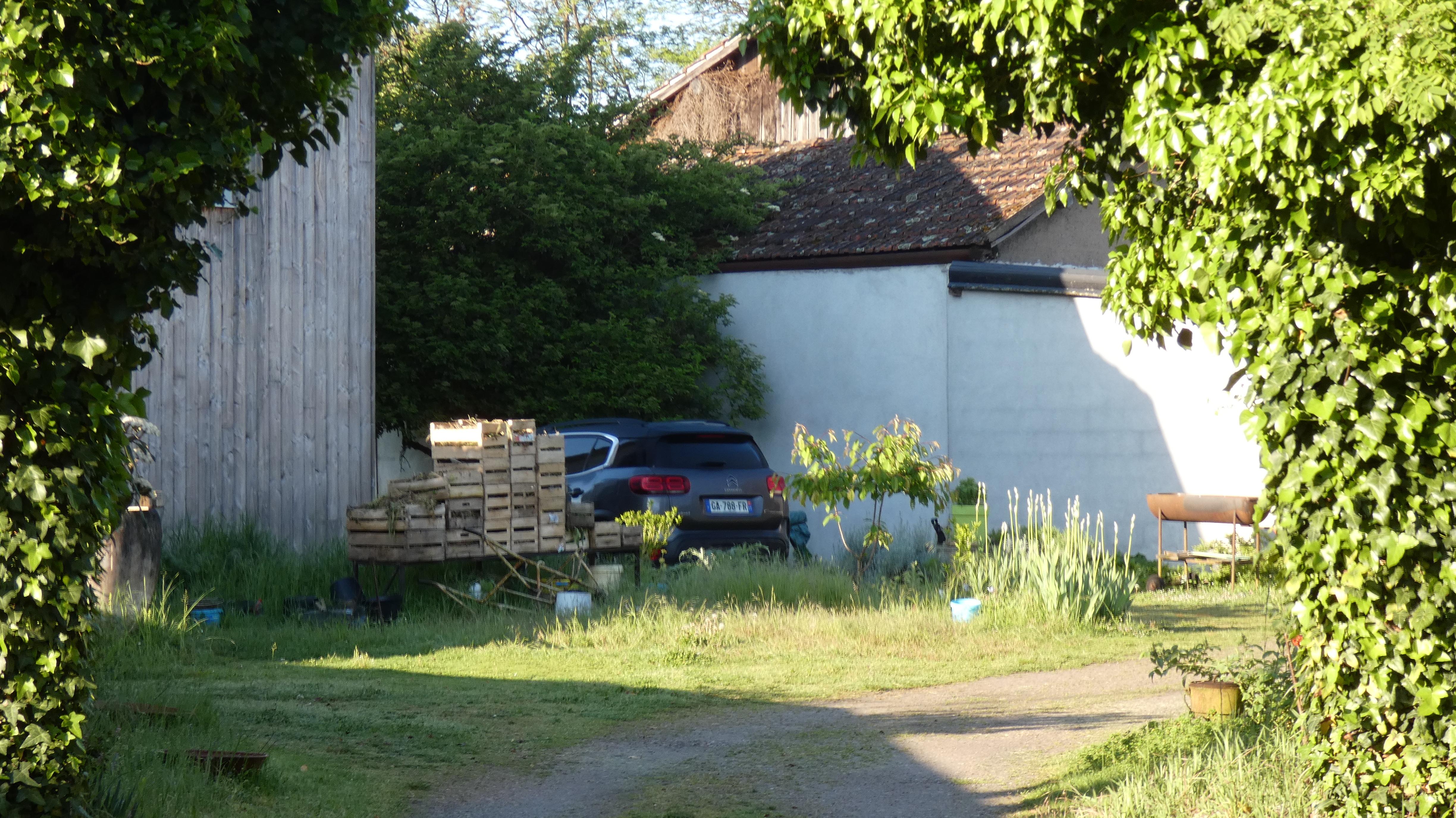 Garer le véhicule. En appartement sur la gauche en rez de chaussée.