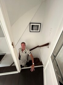 Stairwell -remember this is an authentic house typical of the neighborhood and the country. Embrace it. đ