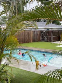 Even in the rain you can enjoy the pool shed/cabana to look on