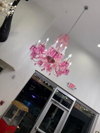 Pink Chandeliers! OMG!😳