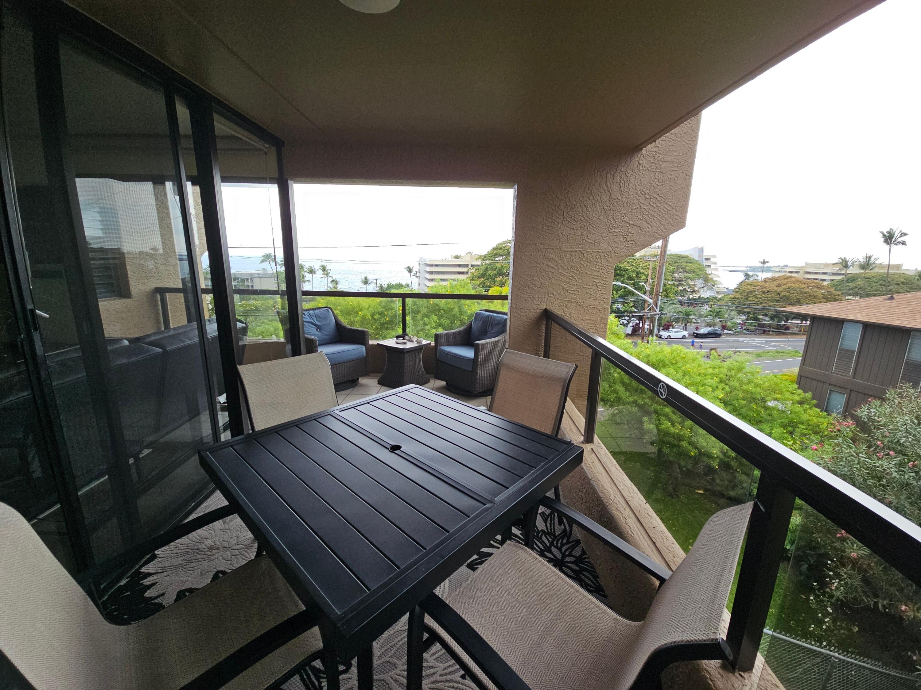 Lanai facing ocean