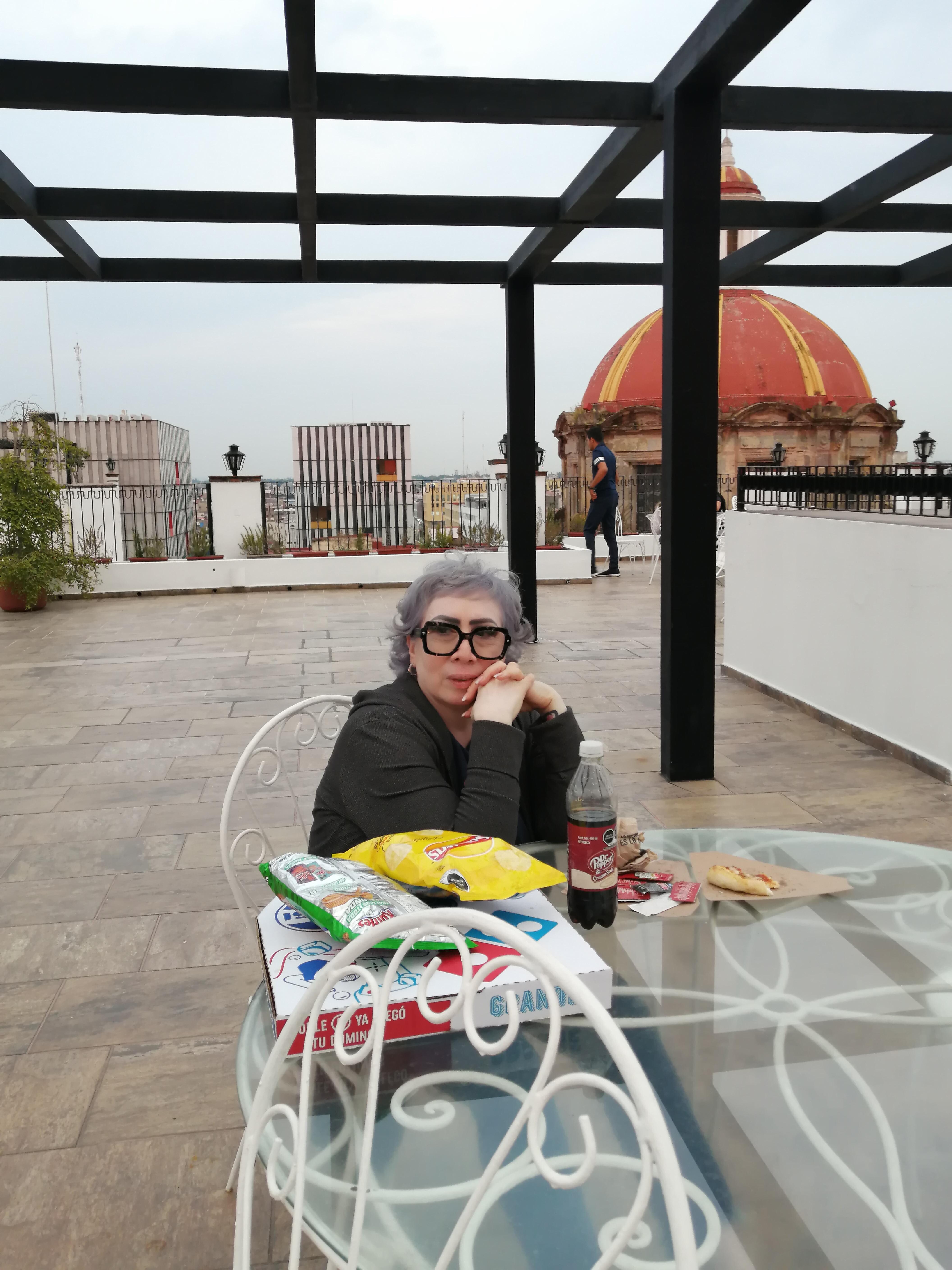 En la terraza del hotel (mi esposa) 