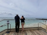 Ocean at back
Of hotel