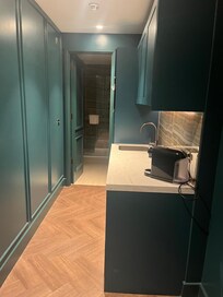 簡易キッチンには包丁やまな板、オーブンもそろっていた