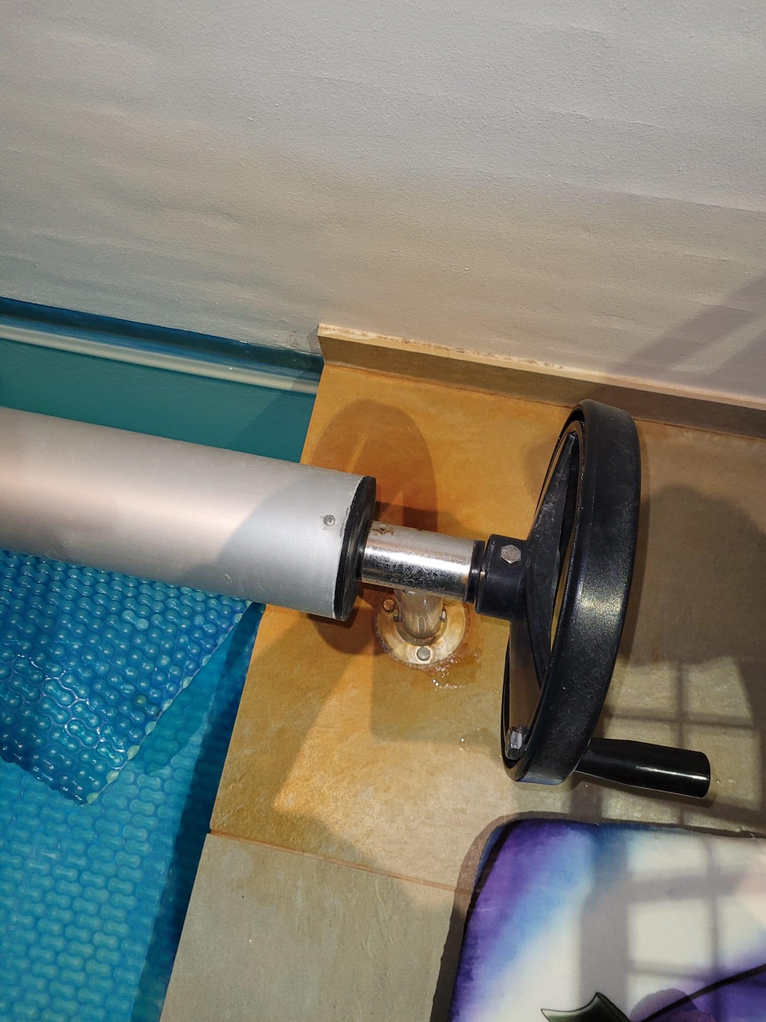 Rostiges Wasser tropft über den gesammten Zeitraum von der Klima in den Pool