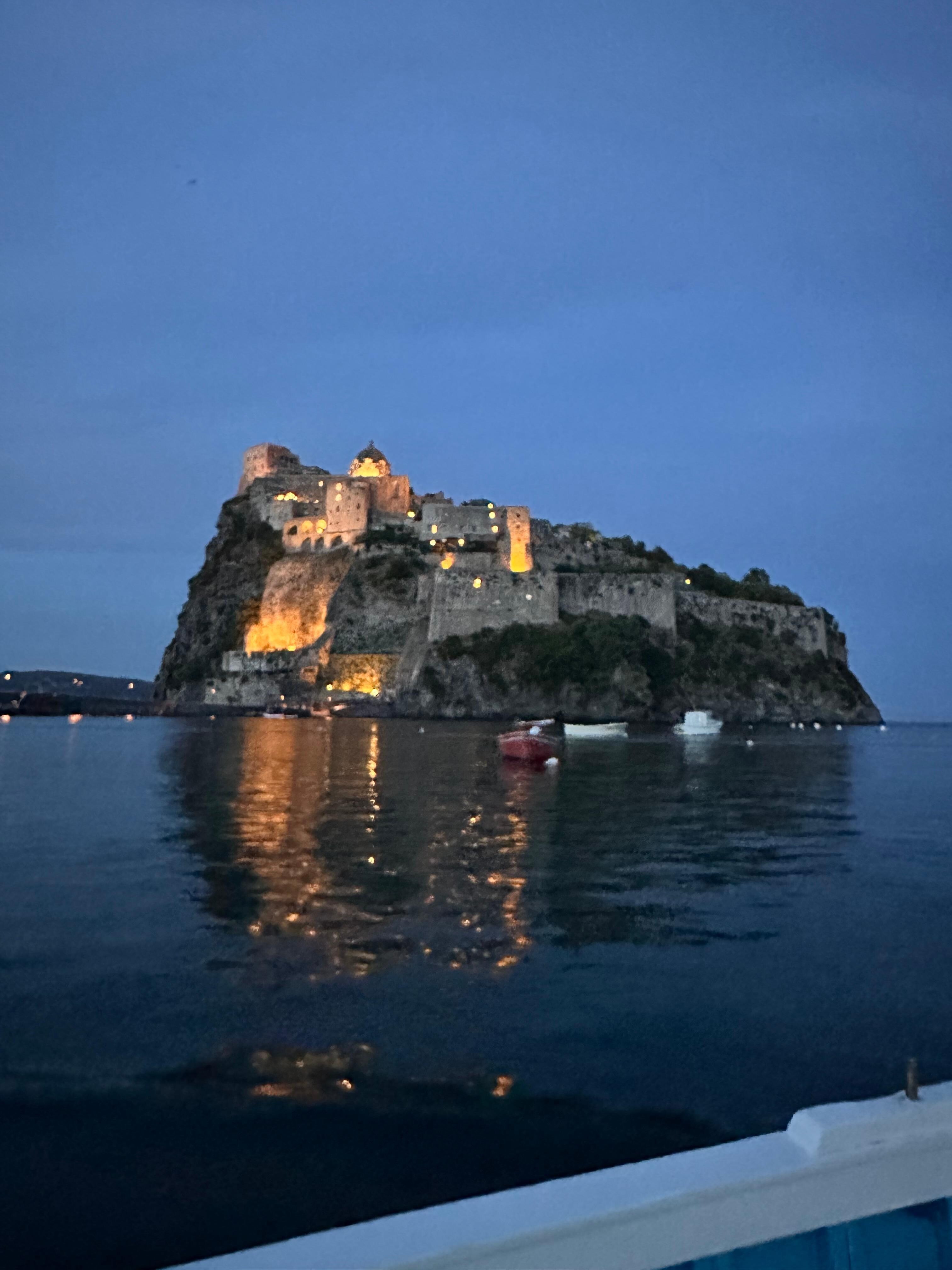 Blick auf die Burg Aragon 