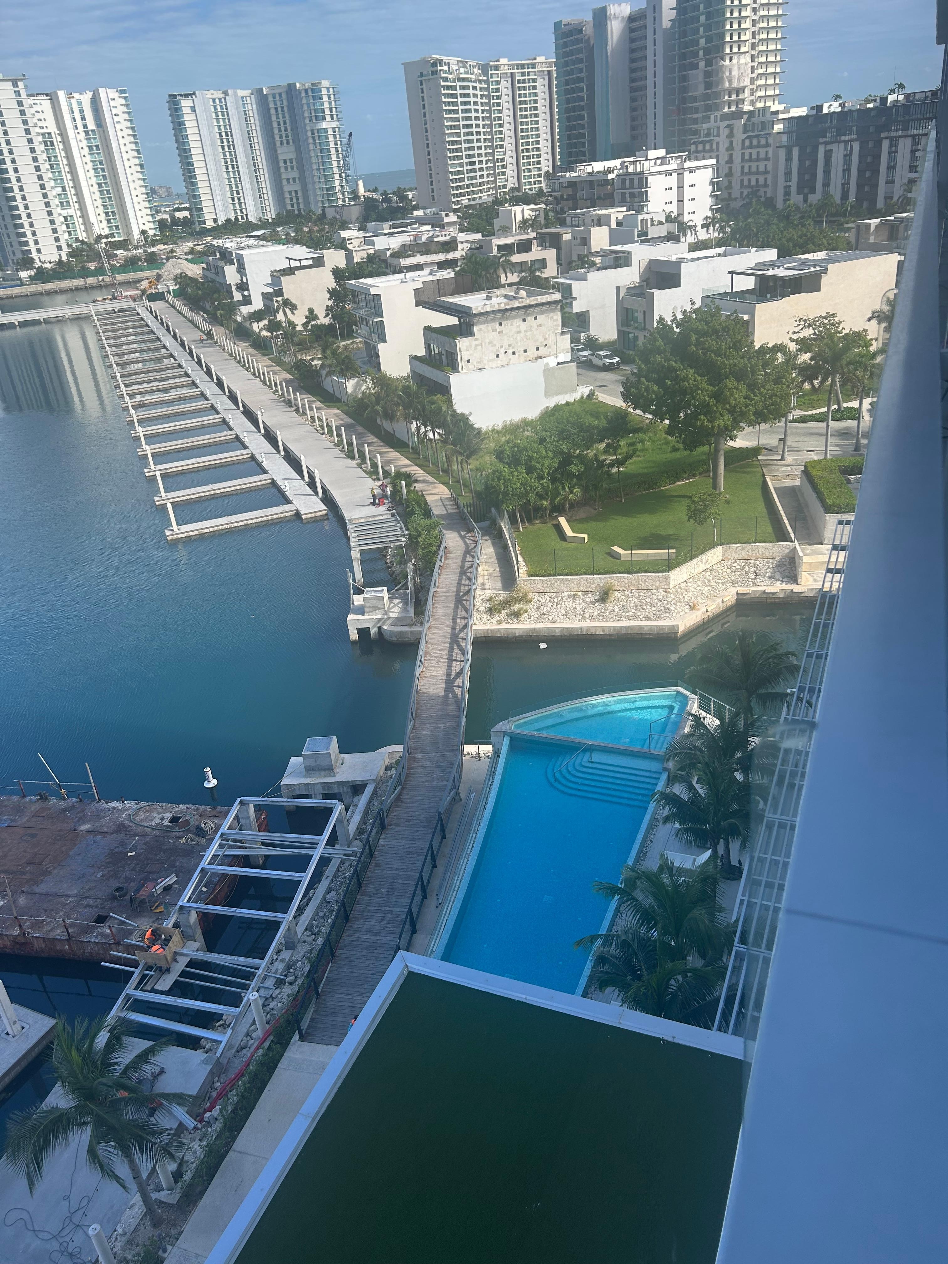 Utsikt mot hamnen från rummet 