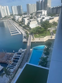 Utsikt mot hamnen från rummet