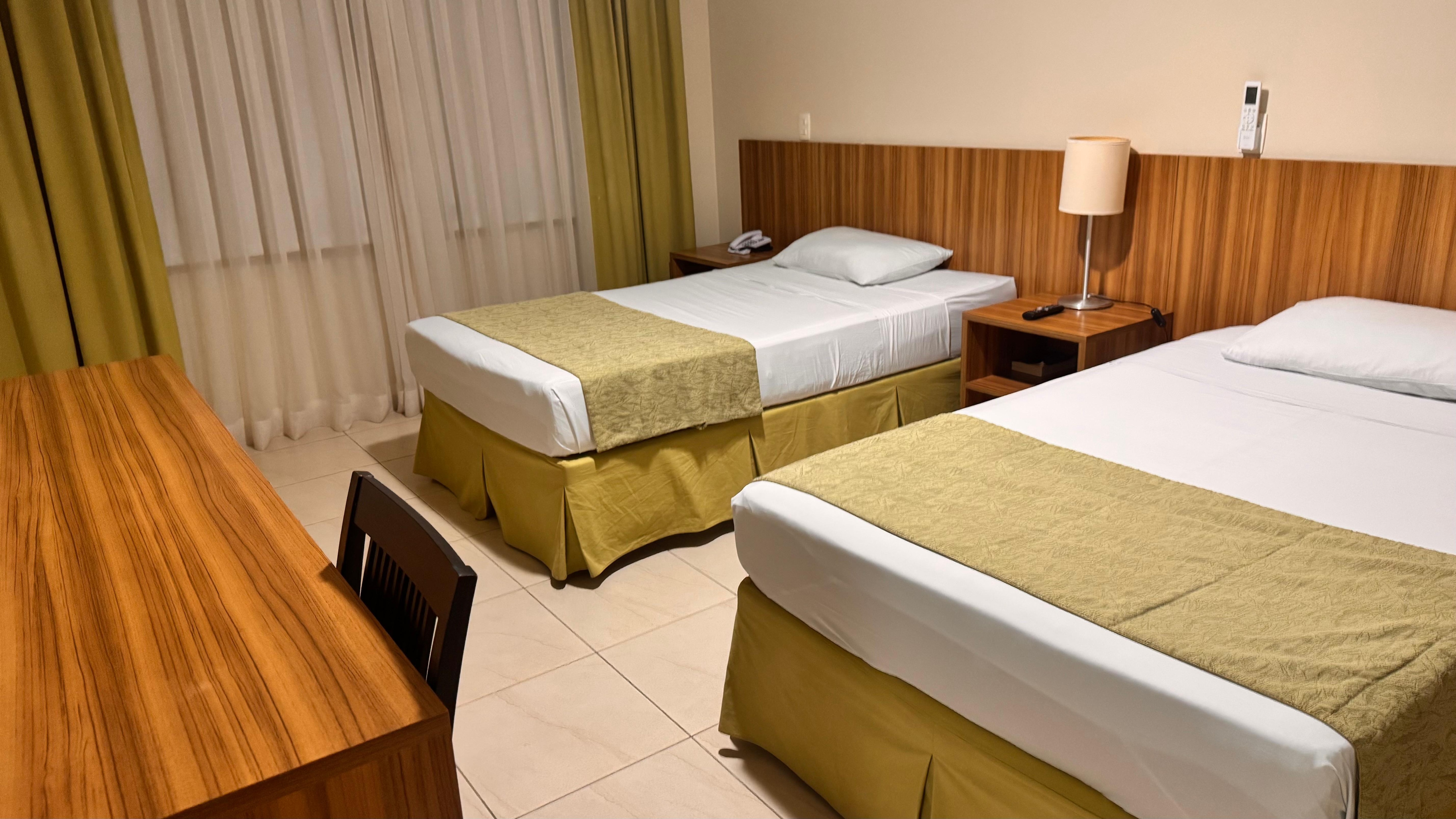 Quarto duplo com cama solteirão, staff limpa diariamente!