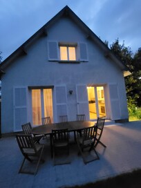 Guards house. It is super clean with basics of what you need. Inexpensively furnished. Modern with books. Only has one mirror in the bathroom. No other rooms have any.