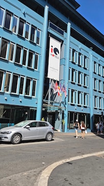 IQ Hotel