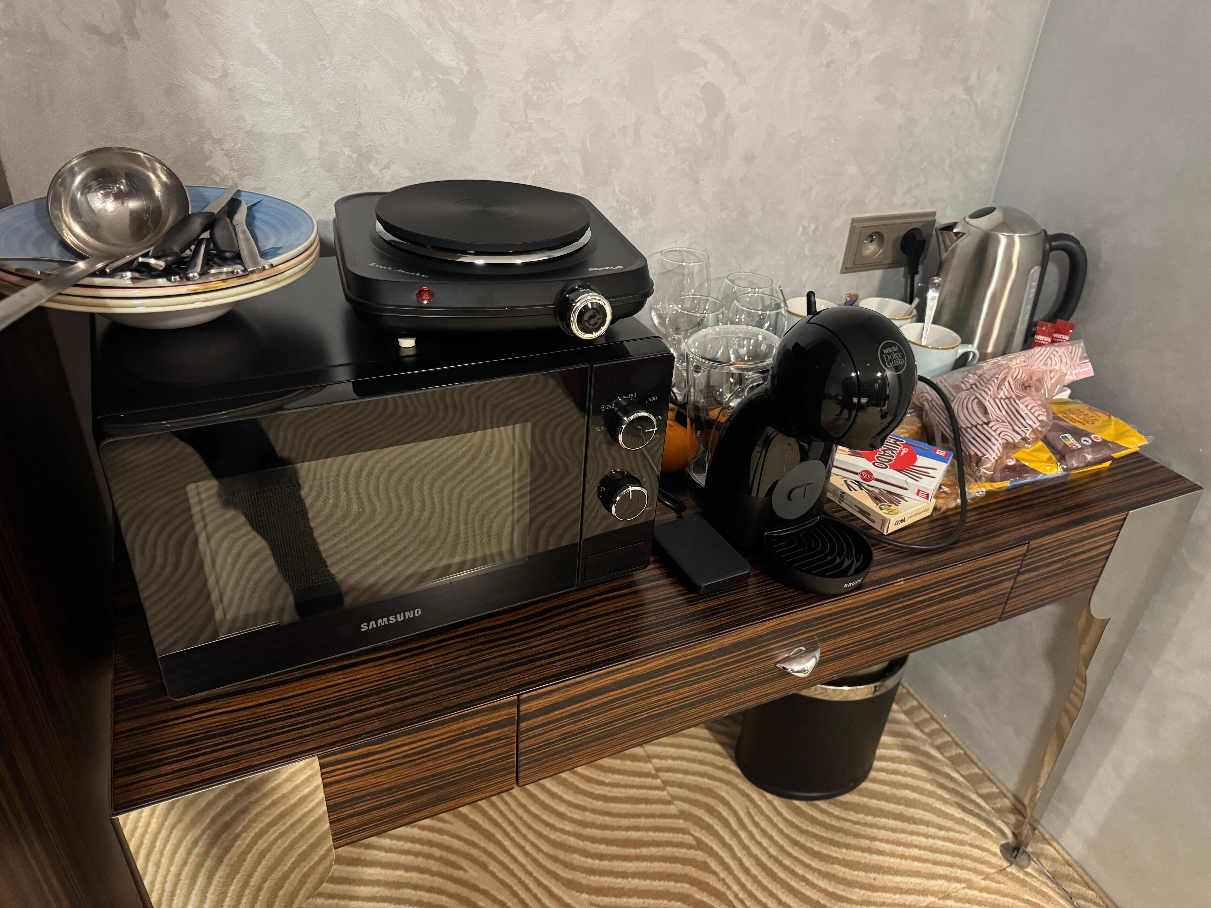 Pagamos un apartamento con cocina y nos dieron una habitación de hotel y nos proporcionaron este menaje para cocinar. Una vergüenza 