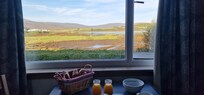 bellissima vista. colazione in camera, la proprietaria la porta alle 8. la camera poi non viene ripulita!