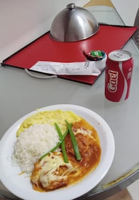 Parmegiana de frango com arroz e purê de batata - perfeito
