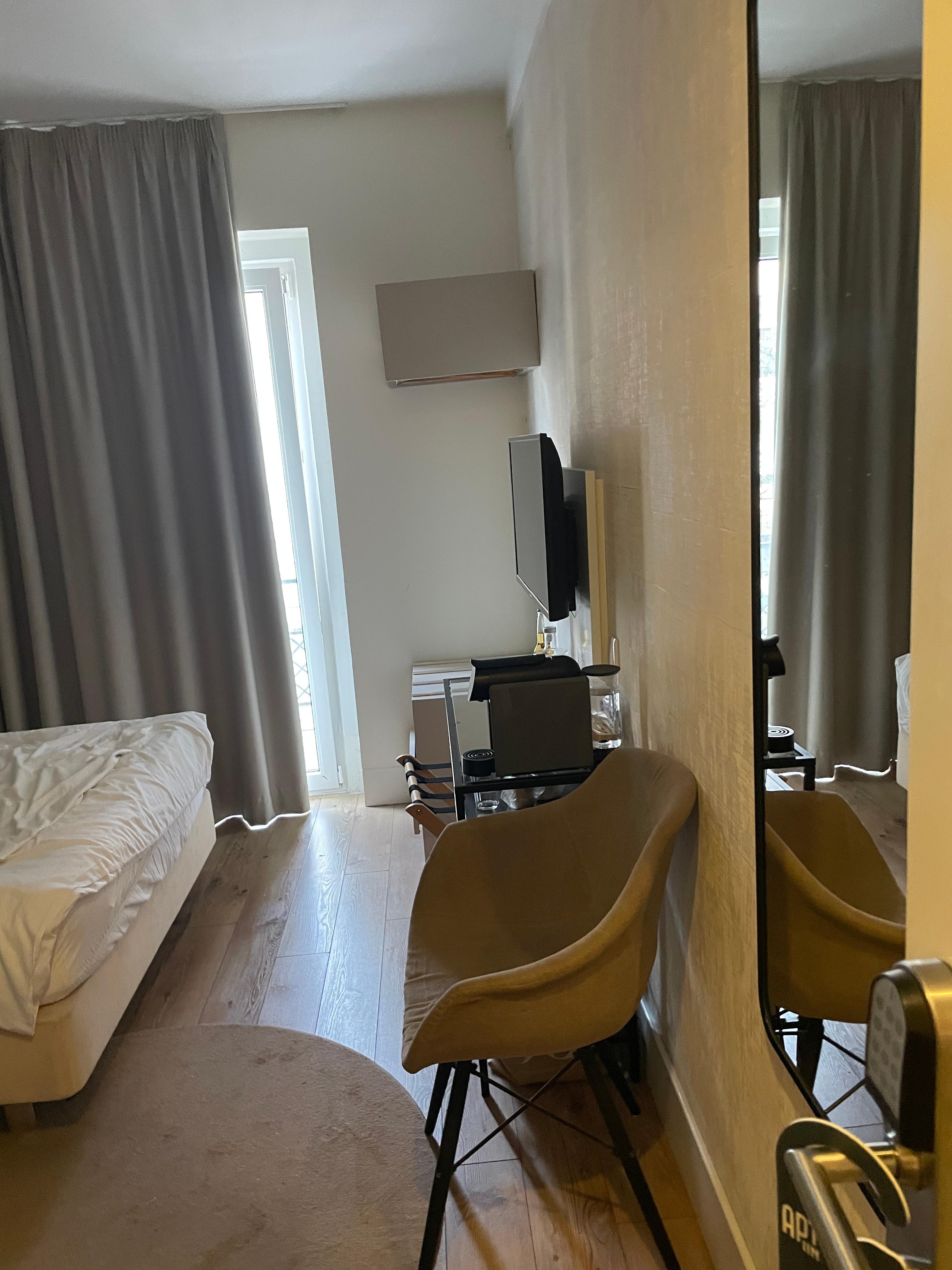 Dolap yoktu, köşede ki askı alanı  kıyafet için ayrılmış