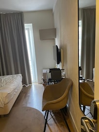 Dolap yoktu, köşede ki askı alanı kıyafet için ayrılmış