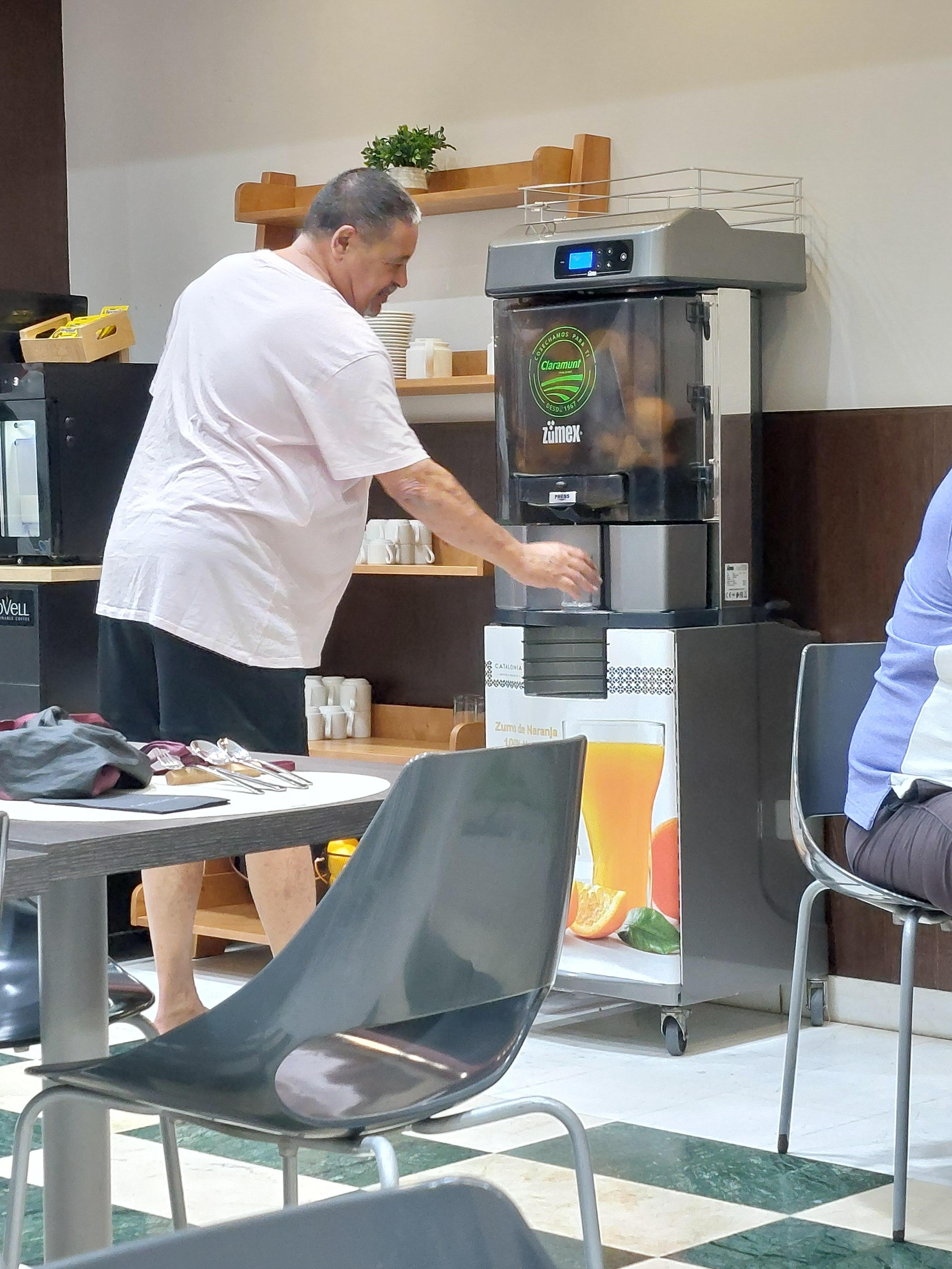 Fresh orange juice machine 