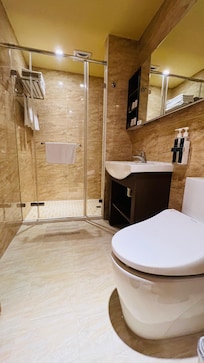 洗髮精及沐浴乳的氣味清爽,馬桶使用免治馬桶