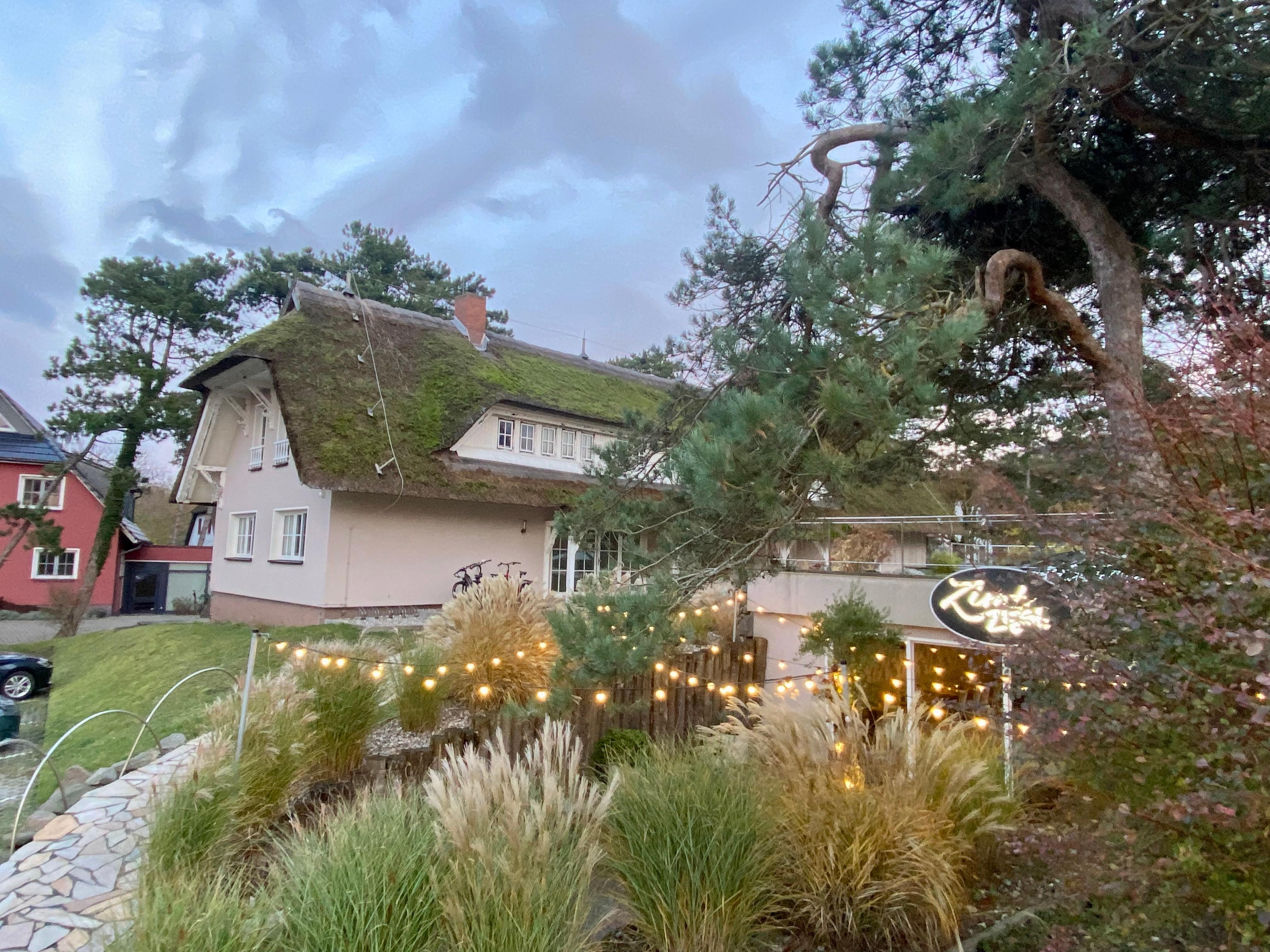 Teil-Außenansicht mit Restaurant 