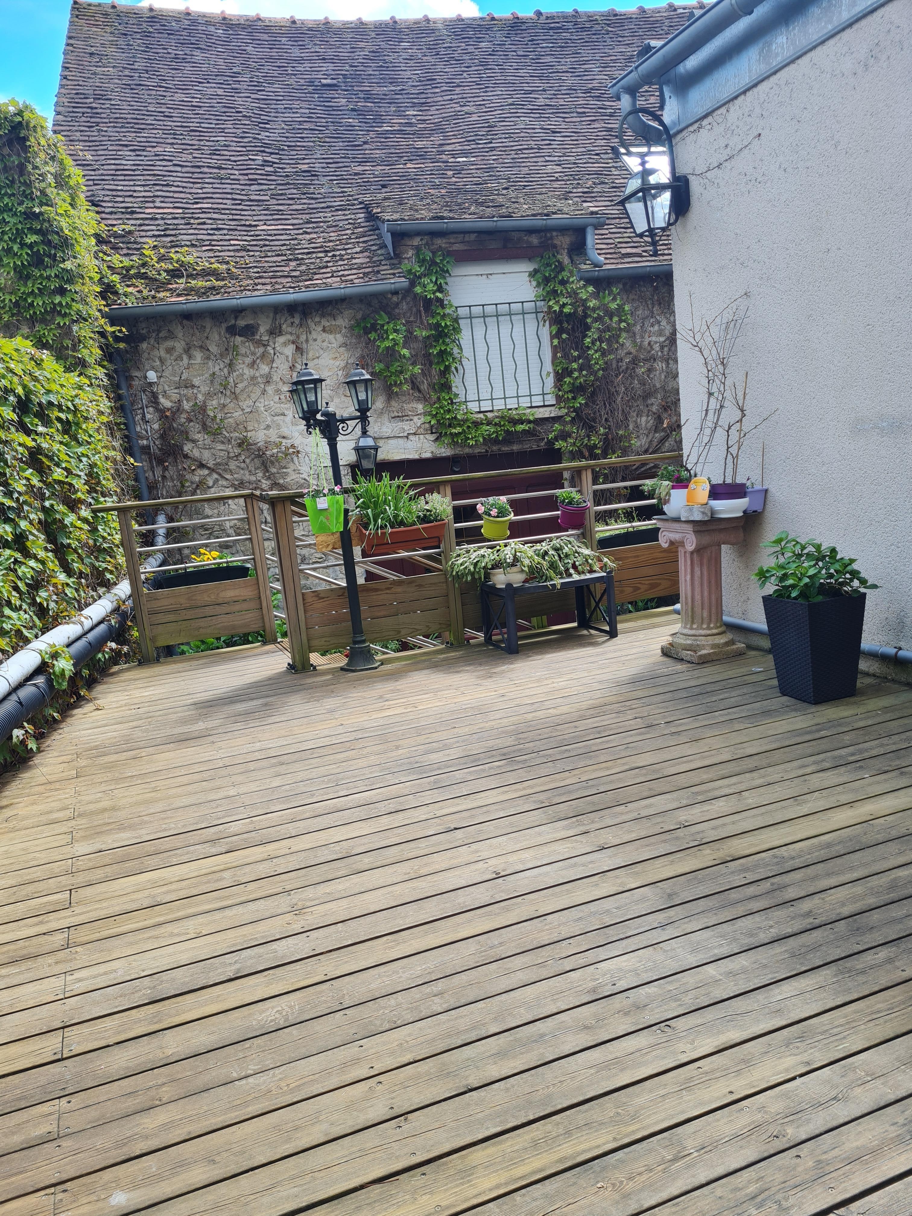 Terrasse intérieure calme et très agréable. 