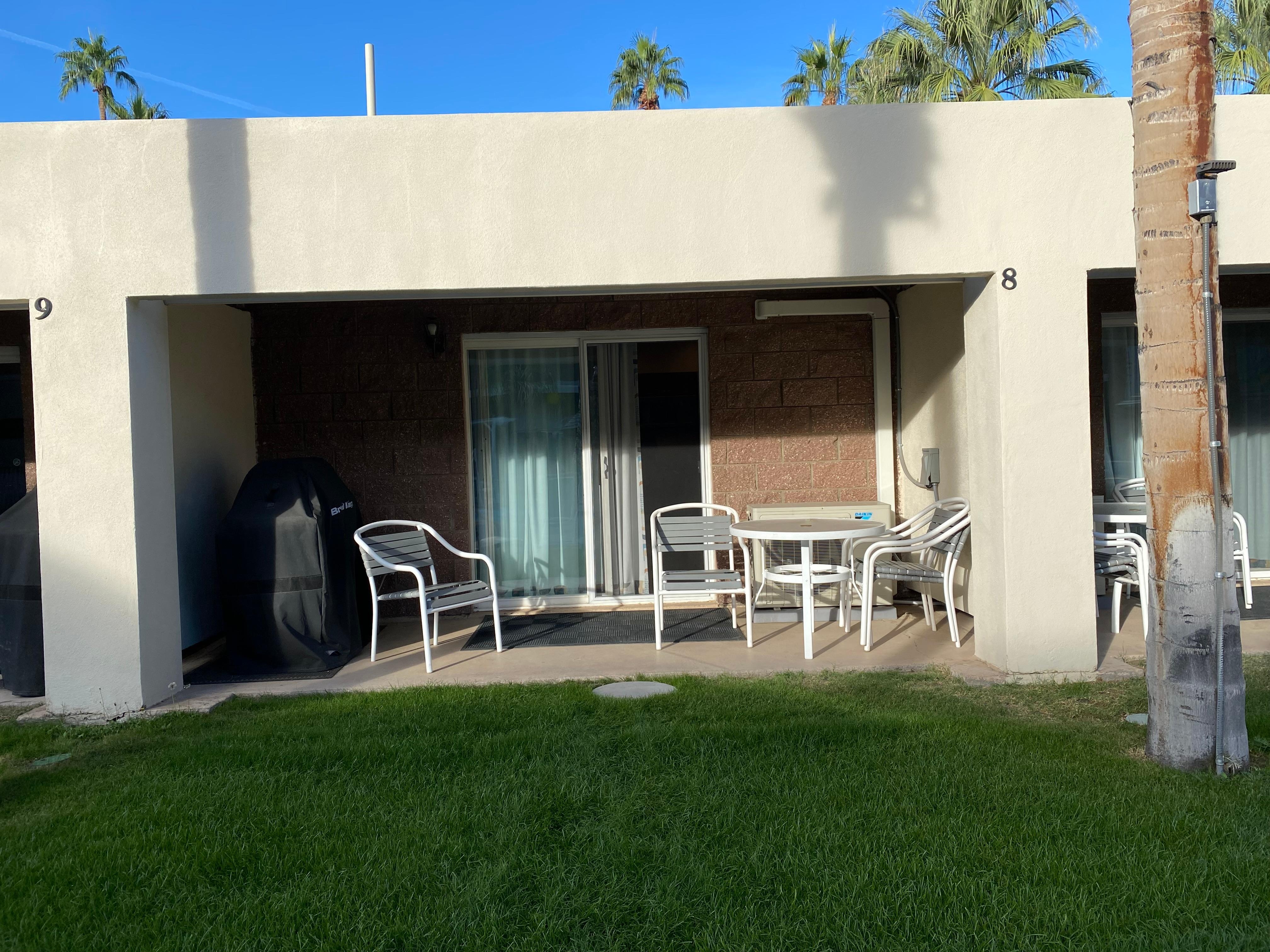 Suite included wall bed & kitchenette. Lots of space for 2 guests.