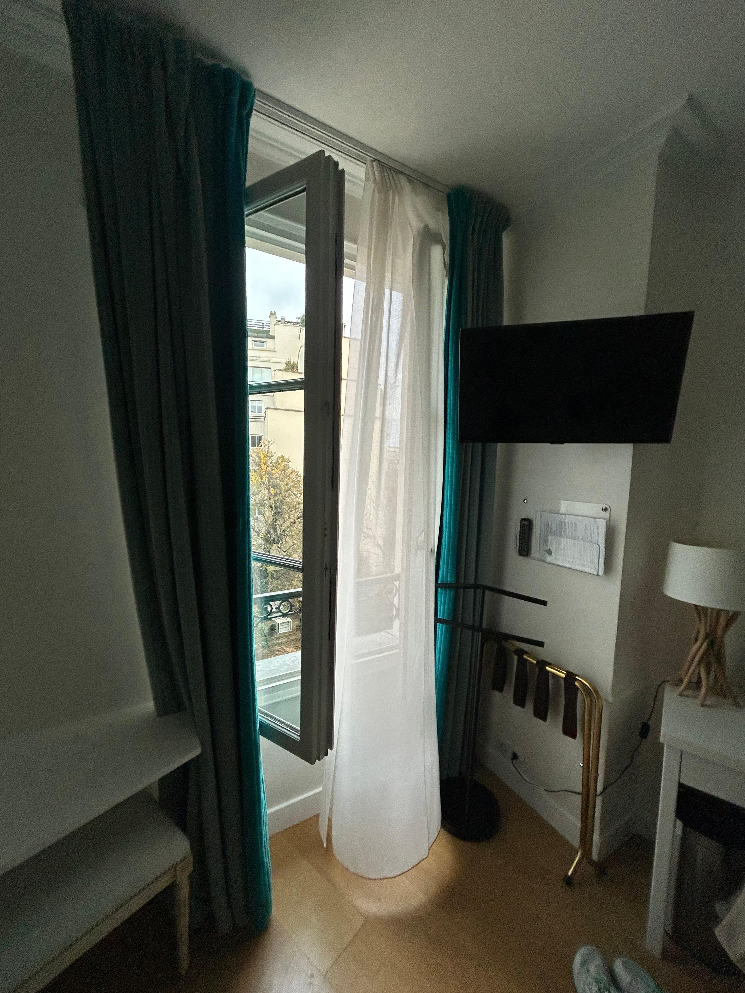 Big window that opens, take care - no window screens. 