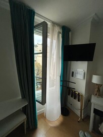 Big window that opens, take care - no window screens.